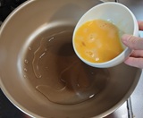 フライパンに油を熱し卵液を半量入れる