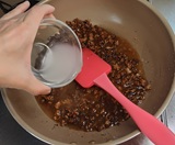 鶏ガラスープを入れる