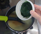 ほうれん草ペーストを加える