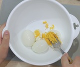 フォークの背でつぶす