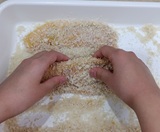 卵液につけてからパン粉をまぶす