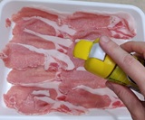 豚肉に塩こしょうする