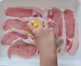 豚肉に塩こしょうする