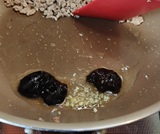 油に炒め調味料とにんにくを溶かす
