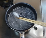 透明になるまで２～３分ゆでる