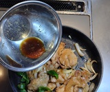 焼タレを加え炒める