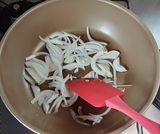 玉ねぎを炒める