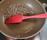 フライパンを傾け油を溜める