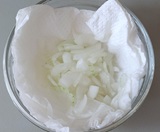 玉ねぎの水気を切る