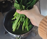 ほうれん草を根元からゆでる
