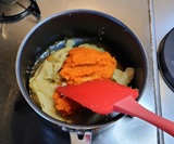 ベースと人参を混ぜ合わせる