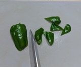 ピーマンを乱切りにする