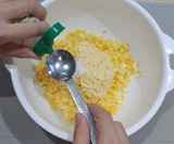 マヨネーズ·砂糖·レモン果汁を加える