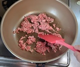 豚ひきをほぐしながら炒める