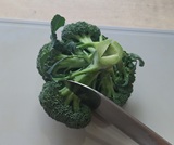 ブロッコリーを小房にする