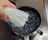 春雨を熱湯でゆでる