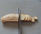 さつまいもを１ｃｍ厚さに切る