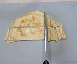 半円に切って5mm幅の細切りにする