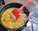 水を加え煮込む