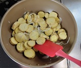 さつまいもを炒め合わせる