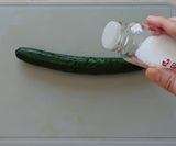 きゅうりに塩をする