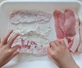 小麦粉をまぶす