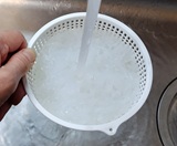 春雨を冷水で洗う