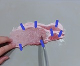 豚肉の筋を断つ