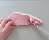 豚肉の筋を断つ