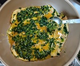 ほうれん草卵液をかける