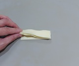 チーズを4折りにする