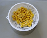 コーンも水気を切る
