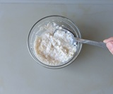 牛乳とパン粉を合わせる