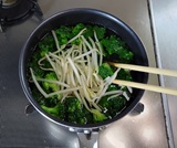 もやしを加え2分ゆでる
