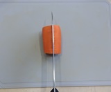 人参を縦割りに切る