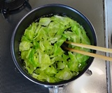 熱湯でキャベツを1分ゆでる