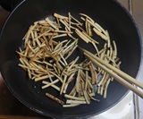 ごぼうを炒める