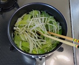 もやしを入れてさらに２分ゆでる