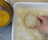 玉子にくぐらせパン粉にまぶす