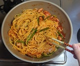 パスタと具材とケチャップを良く和える