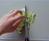千切りキャベツを作る