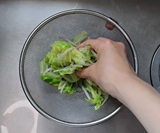 野菜の水気を絞る
