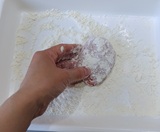 小麦粉をまぶす