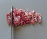 豚肉を2cm幅に切る