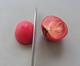 トマトを縦割りにする
