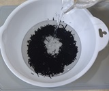 ひじきをボウルに入れたっぷりの水で戻す
