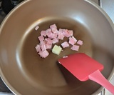 バターでベーコンを炒める