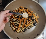 顆粒だしを入れる