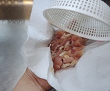 水洗いし、水気を拭き取る