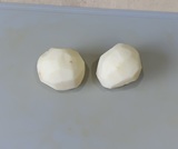 じゃがいもは皮をむく